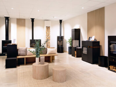 photo du showroom avec des po&ecirc;le expos&eacute;s